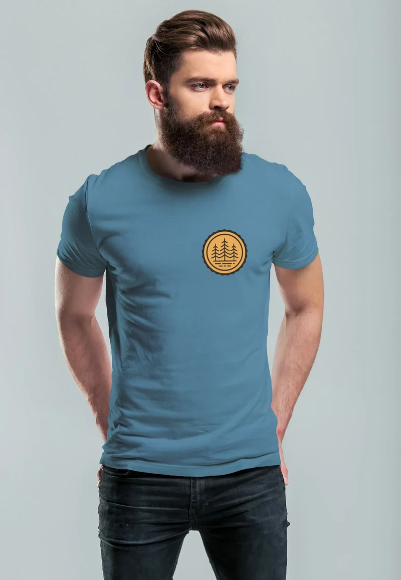 Herren T-Shirt Wald Bäume Logo Badge Naturliebhaber Outdoor Fashion Streetstyle