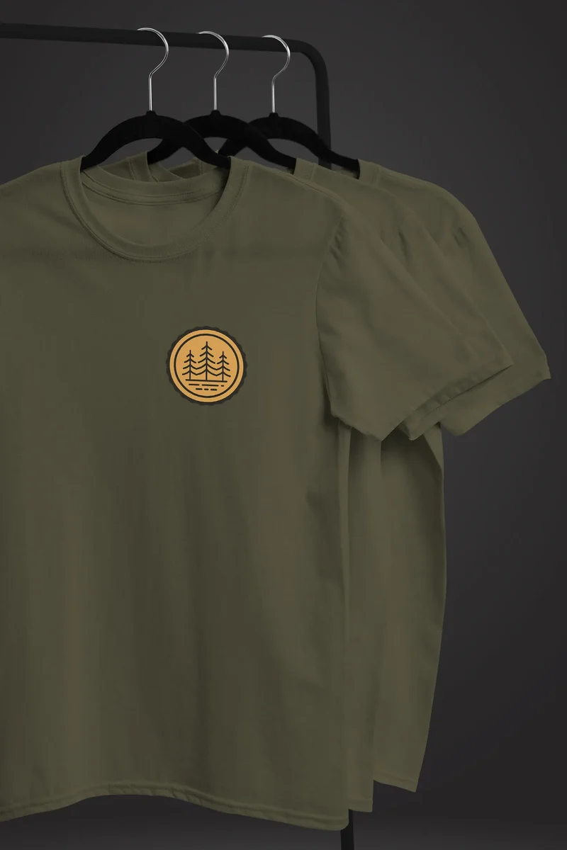Herren T-Shirt Wald Bäume Logo Badge Naturliebhaber Outdoor Fashion Streetstyle
