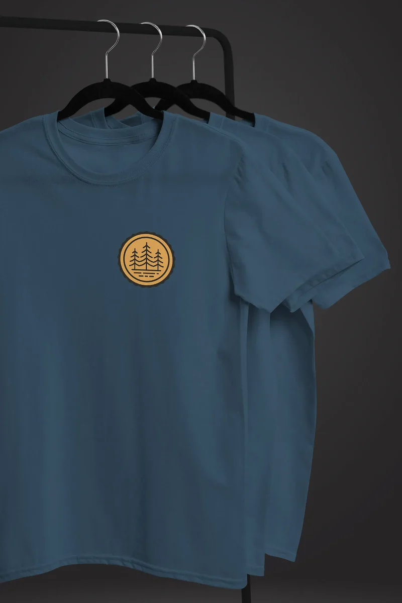 Herren T-Shirt Wald Bäume Logo Badge Naturliebhaber Outdoor Fashion Streetstyle