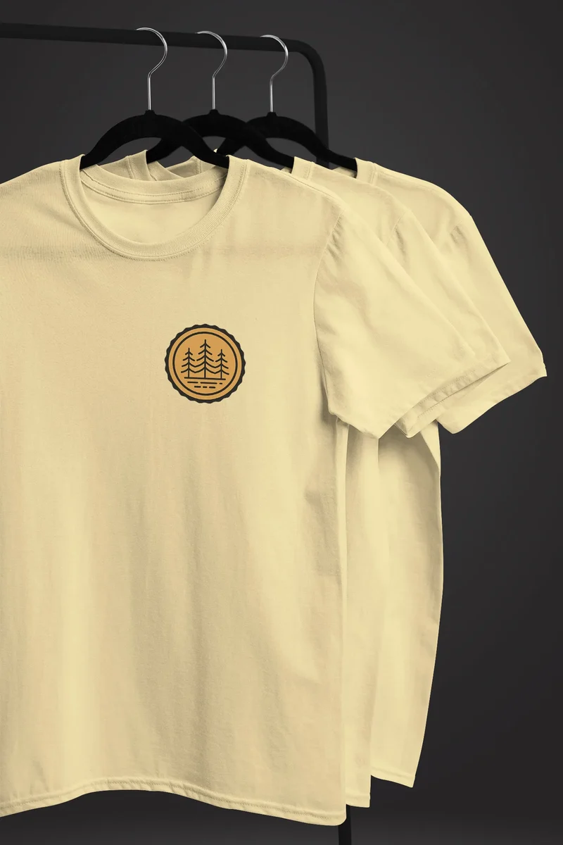 Herren T-Shirt Wald Bäume Logo Badge Naturliebhaber Outdoor Fashion Streetstyle