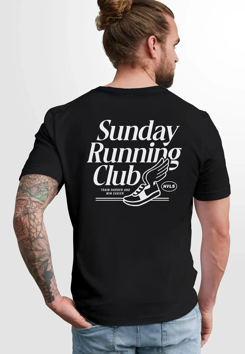 Herren T-Shirt Backprint Sport Laufen Joggen Grafik Sunday Running Club Retro Fashion Streetstyle
