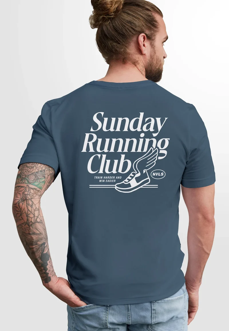 Herren T-Shirt Backprint Sport Laufen Joggen Grafik Sunday Running Club Retro Fashion Streetstyle