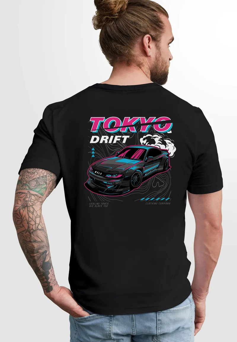 Herren T-Shirt Backprint und Brustlogo Tokio Japan Racing Car Urban Fashion Streetstyle