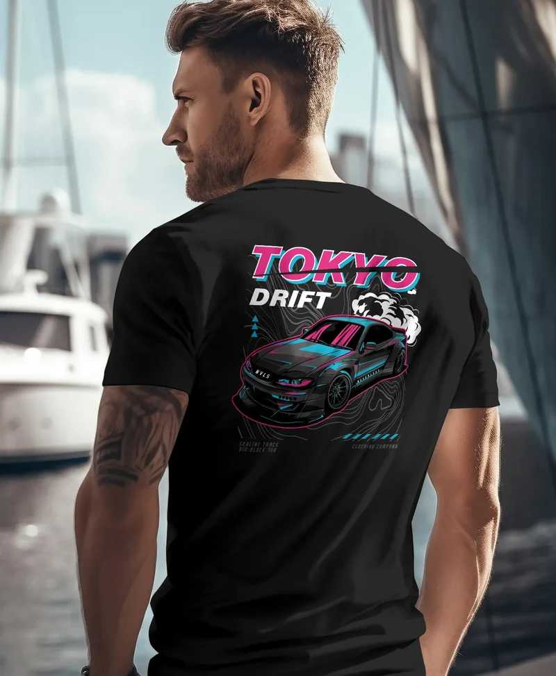 Herren T-Shirt Backprint und Brustlogo Tokio Japan Racing Car Urban Fashion Streetstyle