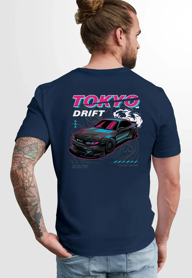 Herren T-Shirt Backprint und Brustlogo Tokio Japan Racing Car Urban Fashion Streetstyle