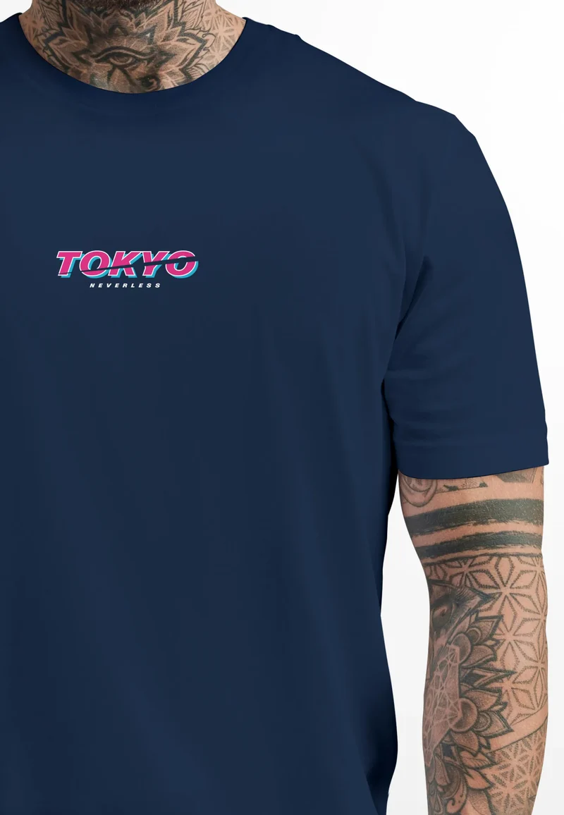 Herren T-Shirt Backprint und Brustlogo Tokio Japan Racing Car Urban Fashion Streetstyle