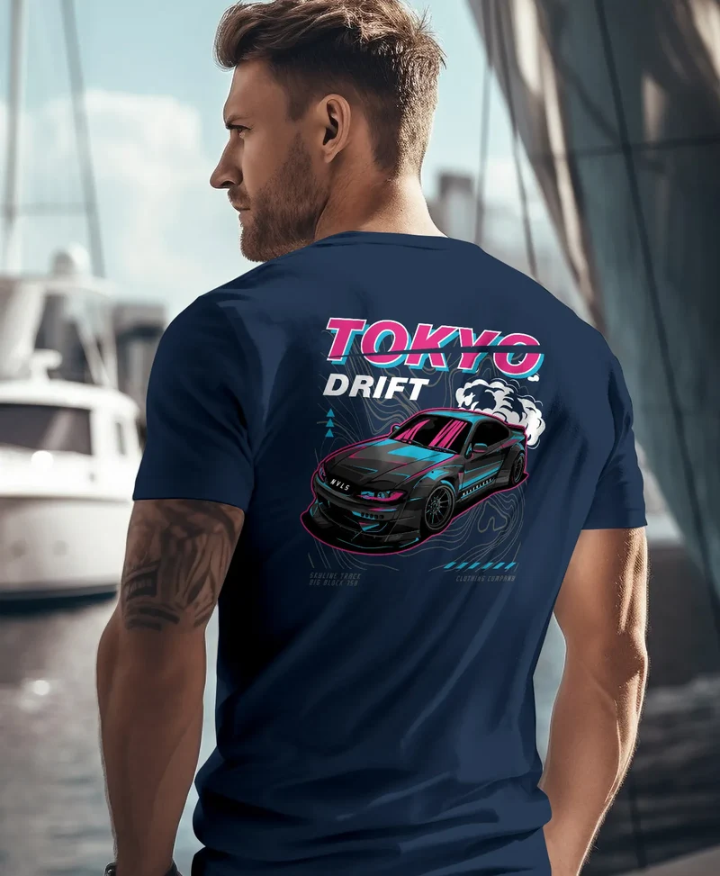 Herren T-Shirt Backprint und Brustlogo Tokio Japan Racing Car Urban Fashion Streetstyle