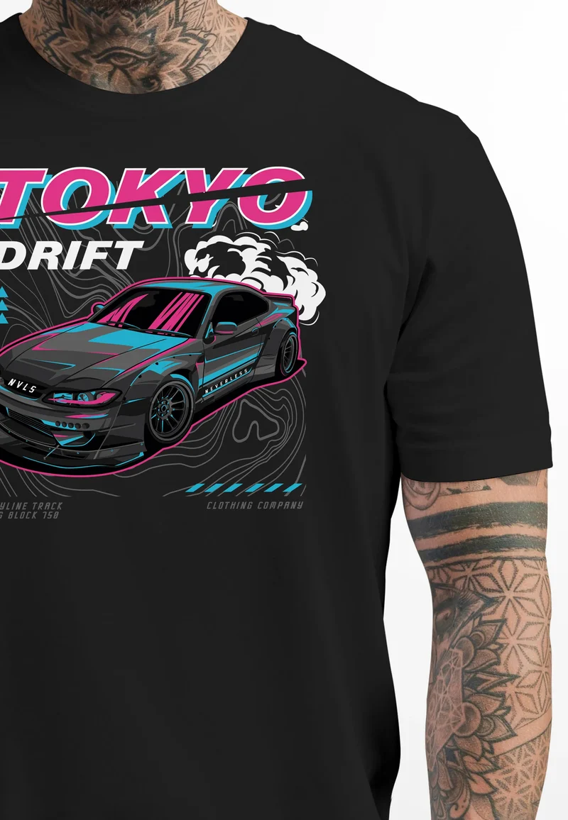 Herren T-Shirt Backprint und Brustlogo Tokio Japan Racing Car Urban Fashion Streetstyle