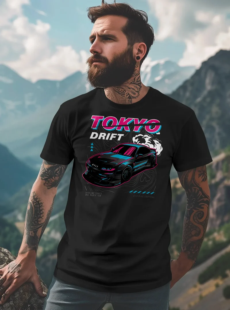 Herren T-Shirt Backprint und Brustlogo Tokio Japan Racing Car Urban Fashion Streetstyle