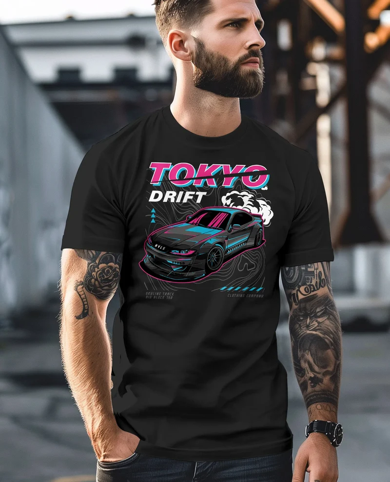 Herren T-Shirt Backprint und Brustlogo Tokio Japan Racing Car Urban Fashion Streetstyle