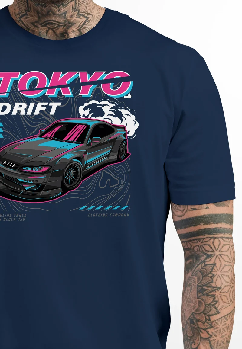 Herren T-Shirt Backprint und Brustlogo Tokio Japan Racing Car Urban Fashion Streetstyle