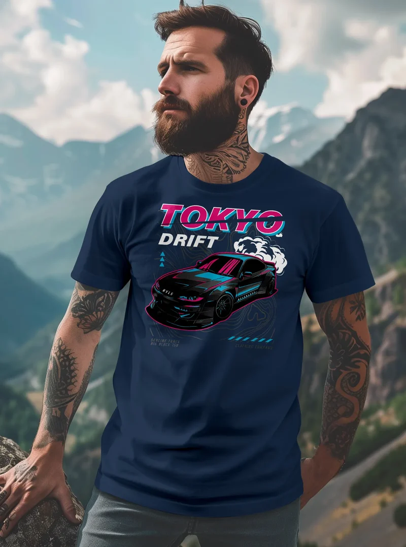 Herren T-Shirt Backprint und Brustlogo Tokio Japan Racing Car Urban Fashion Streetstyle