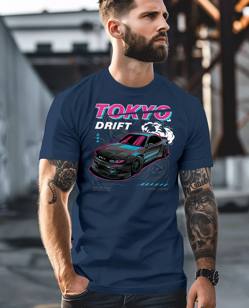 Herren T-Shirt Backprint und Brustlogo Tokio Japan Racing Car Urban Fashion Streetstyle