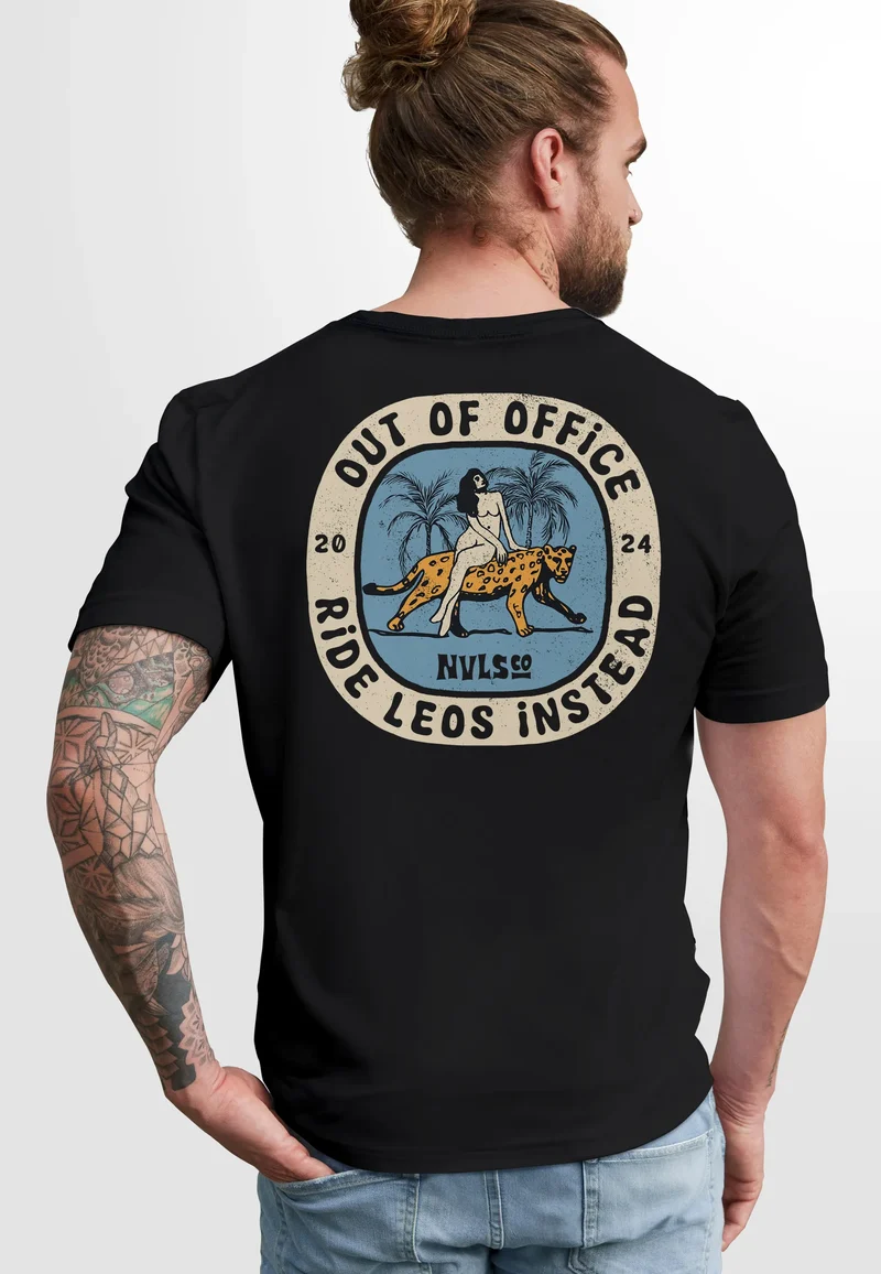 Herren T-Shirt Backprint Leopard Aufdruck Spruch Out of Office Sommer Freizeit Fashion Streetstyle