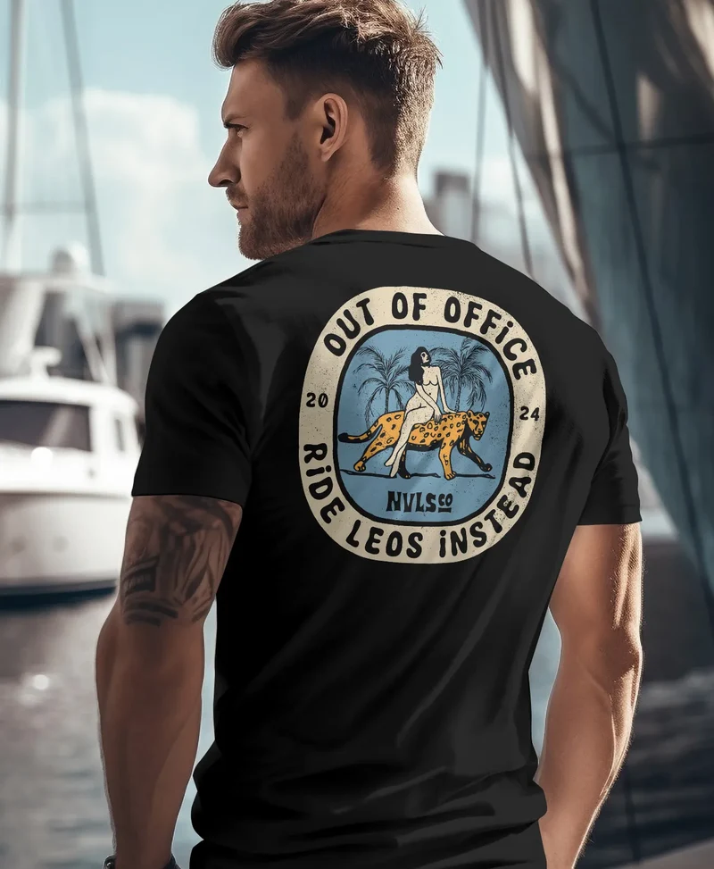 Herren T-Shirt Backprint Leopard Aufdruck Spruch Out of Office Sommer Freizeit Fashion Streetstyle