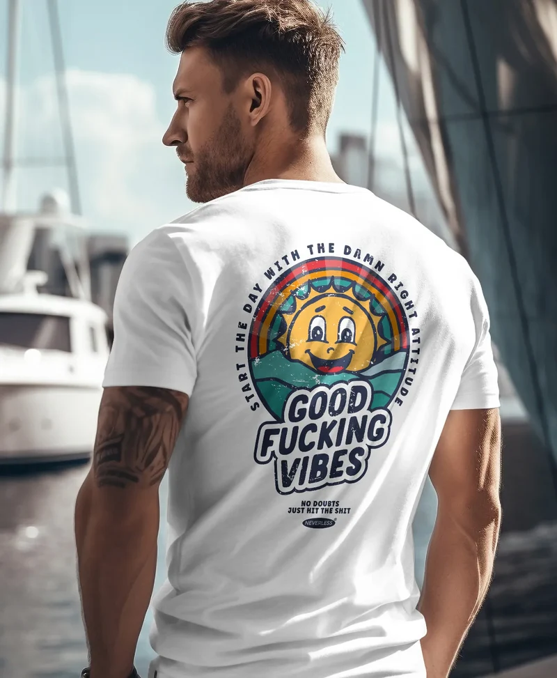 Backprint TShirt Herren Good Vibes Schriftzug Sommer Sonne Retro Vintage Printshirt mit Brustlogo Fashion Streetstyle
