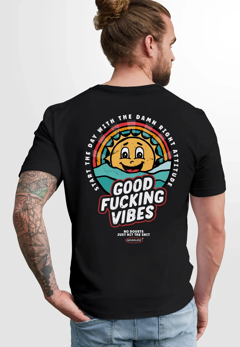 Backprint TShirt Herren Good Vibes Schriftzug Sommer Sonne Retro Vintage Printshirt mit Brustlogo Fashion Streetstyle