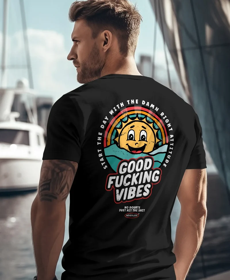 Backprint TShirt Herren Good Vibes Schriftzug Sommer Sonne Retro Vintage Printshirt mit Brustlogo Fashion Streetstyle
