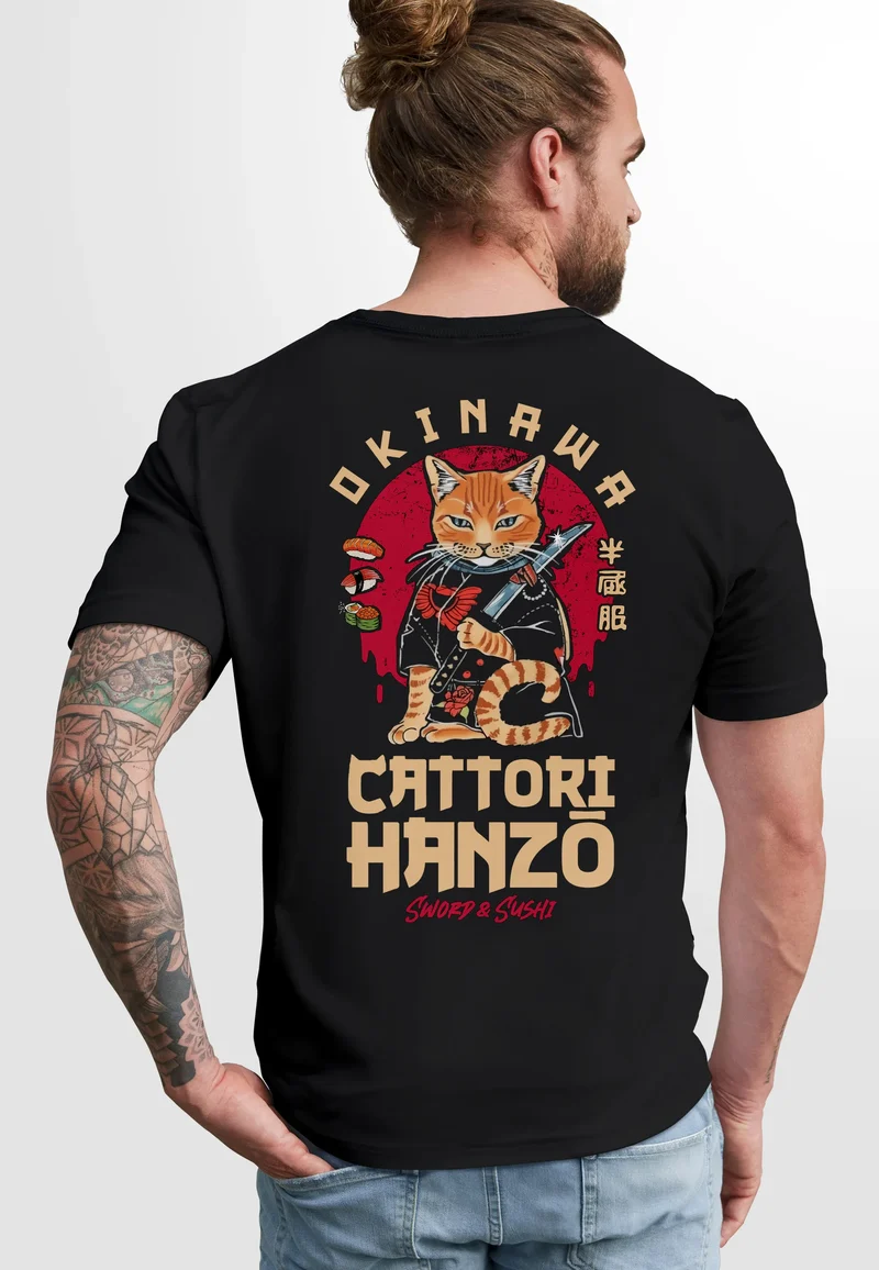 Herren T-Shirt Rückendruck Brustlogo Cattori Hanzo Japan Style Sushi Katze Backprint Fashion Streetstyle