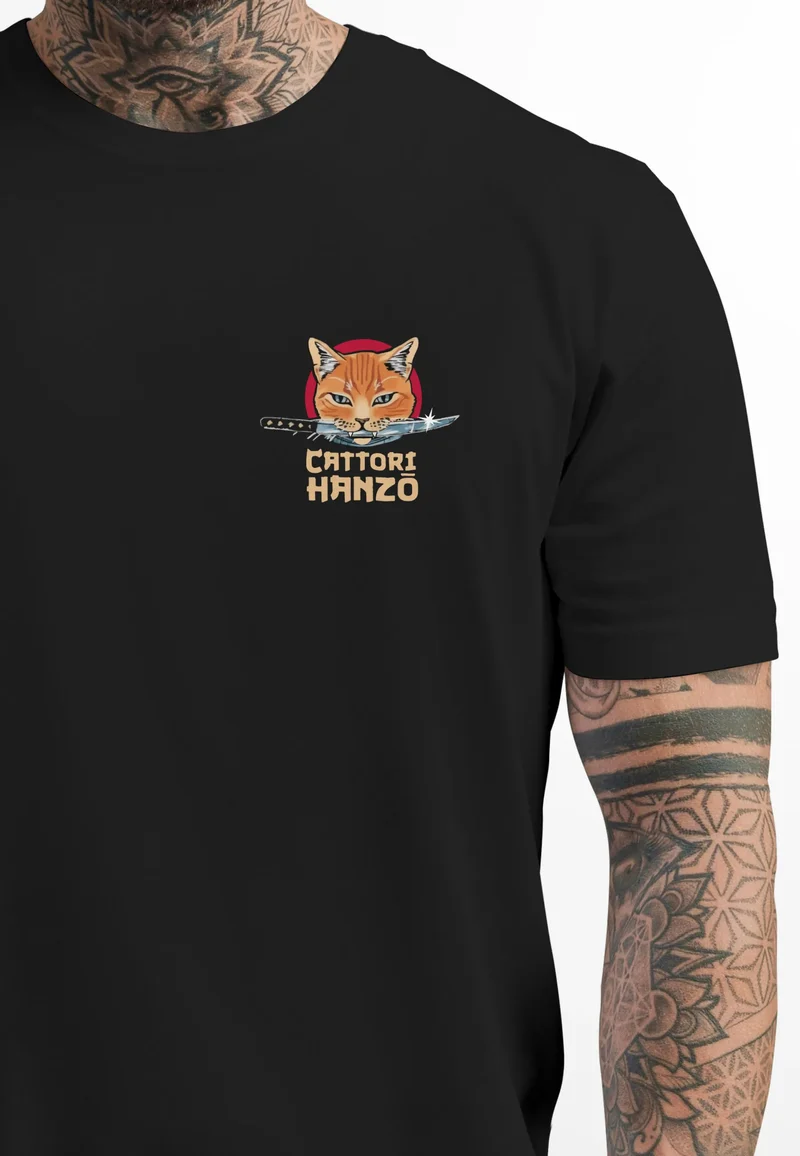 Herren T-Shirt Rückendruck Brustlogo Cattori Hanzo Japan Style Sushi Katze Backprint Fashion Streetstyle